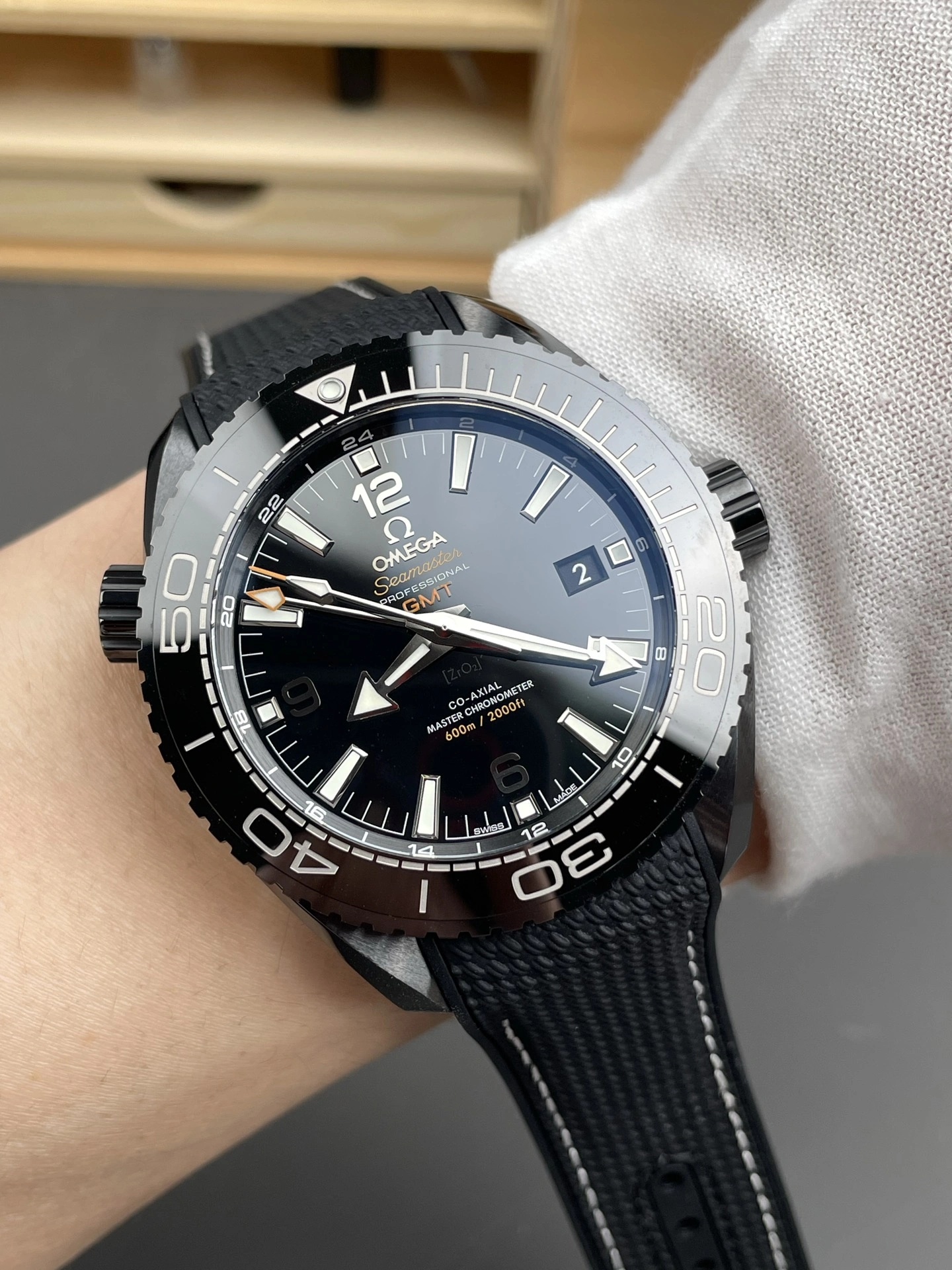Trendsetting CBD Factory Omega Seamaster Planet Ocean 600M GMT 45.5mm “Deep Black” (215.92.46.22.01.001) 1:1 Super Clone – DD8906 Movement 303